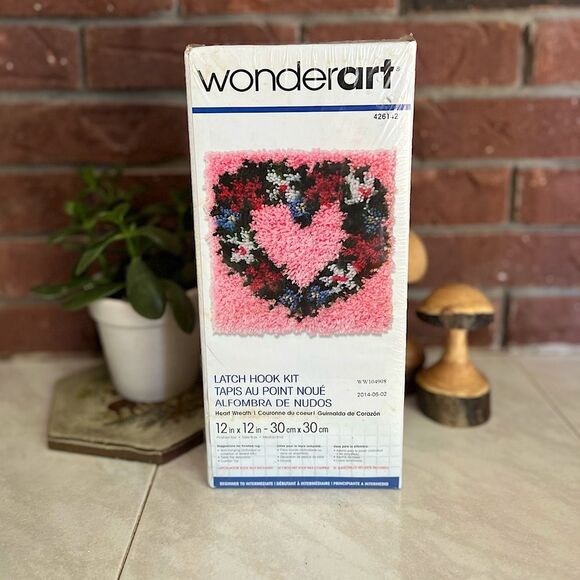 NEW Latch Hook Rug Kit Wonderart 12"X12" Heart Wreath 057355369511 - Picture 1 of 5
